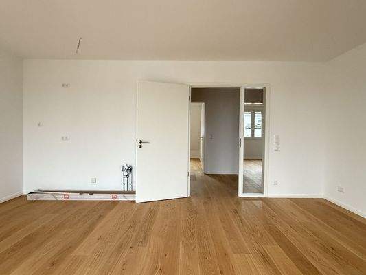 Wohn-& Essbereich mit Balkonzugang