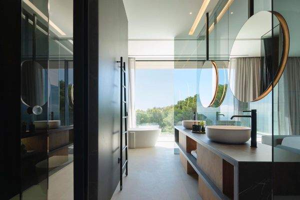 Eines von 6 Badezimmern