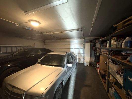 Doppelgarage mit Zugang zum Haus