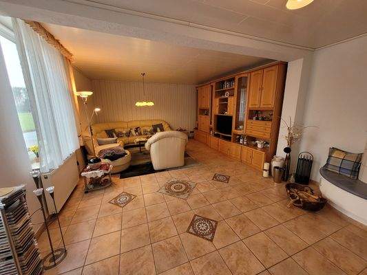 EG großes Wohnzimmer mit Kachelkamin