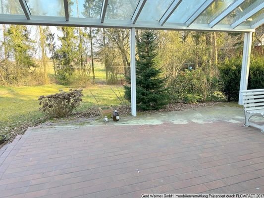 Terrasse m Blick in Garten