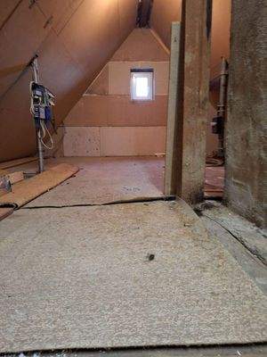 Nicht ausgebauter Dachboden mit Fenster