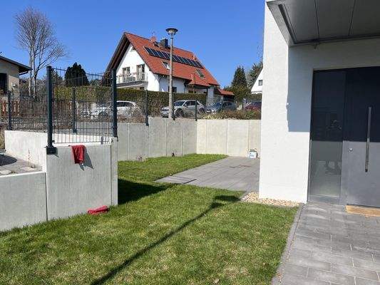 Terrasse mit kleinem Garten