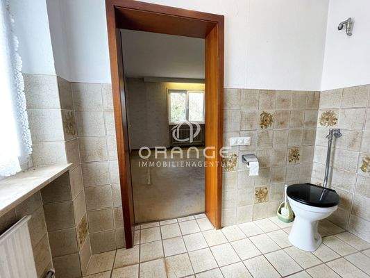 ...zur abgemauerten Toilette...