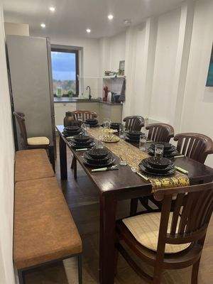 Großer Esstisch mit Sitzecke