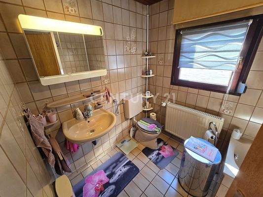 Gegenseite des Tageslicht - Badezimmers mit Waschbecken/WC