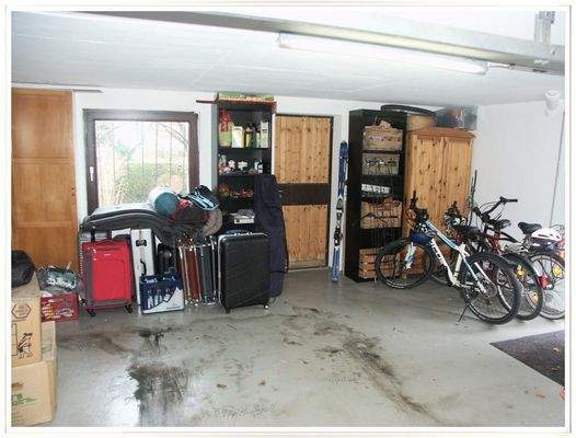 Außen: Doppelgarage mit Gartendurchgang!