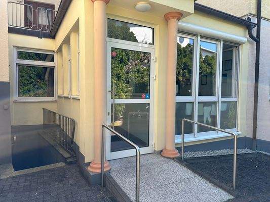 Barrierefreier Seiteneingang