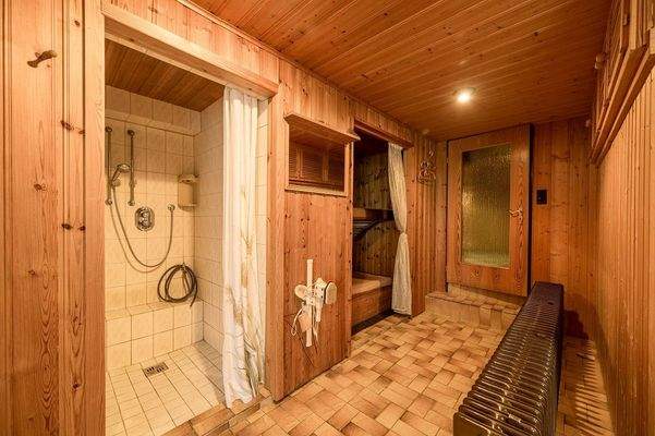 Dusche und Solarium im Keller