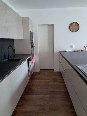 Küche mit Abstellraum