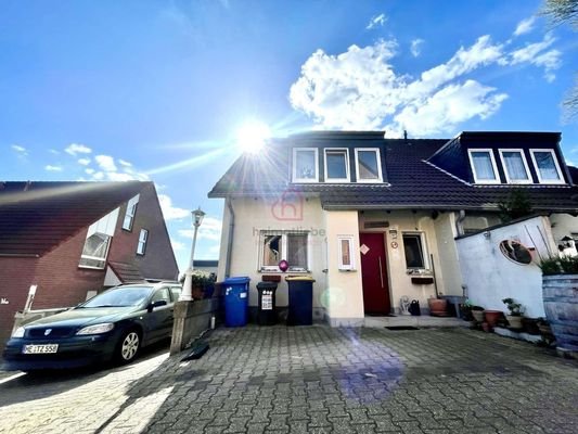 Zwei Stellplätze plus Garage