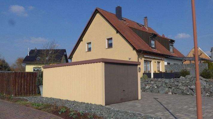 Garage und Hausansicht