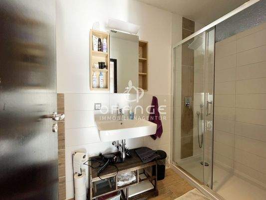 ...inkl. geräumiger Dusche