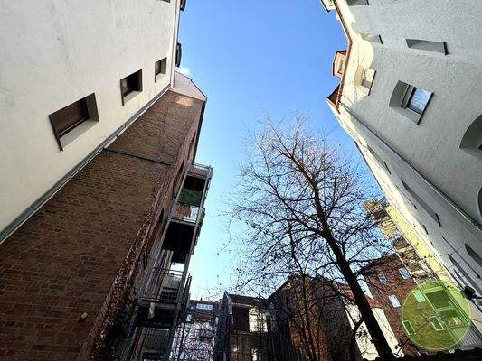 ... den ruhigen Innenhof.