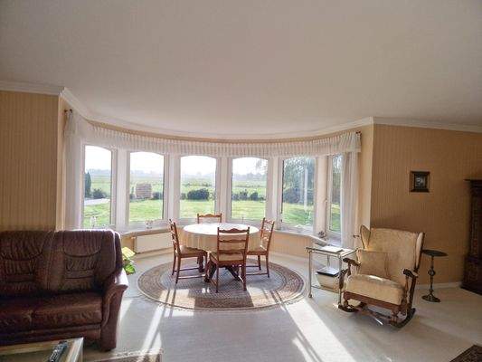 Großes Wohnzimmer mit wunderschönem Erker für gemütliche Stunden!