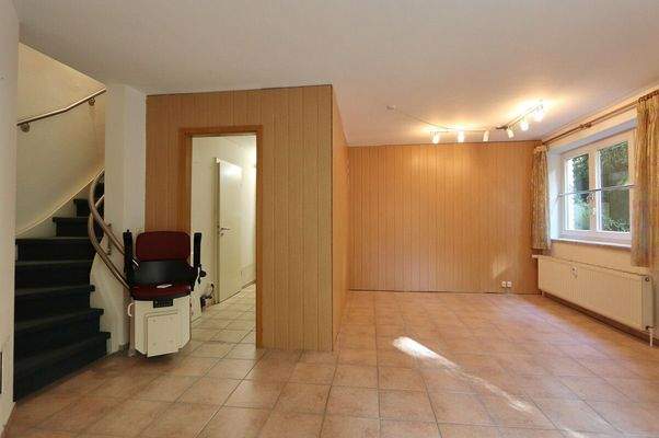 Souterrain Zimmer mit Treppenlift