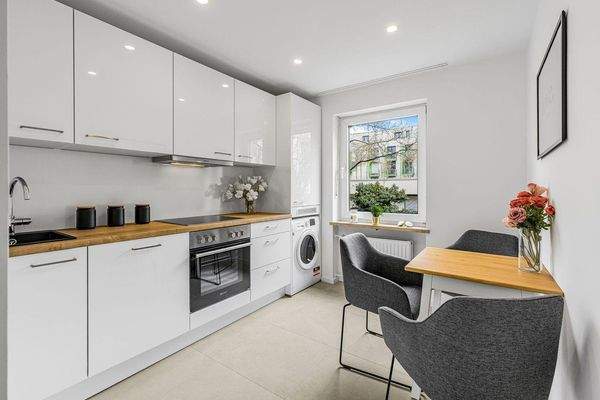 Moderne Küche mit Essbereich, 