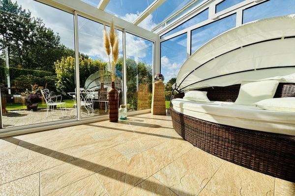 Wintergarten mit gemütlicher Loungeecke