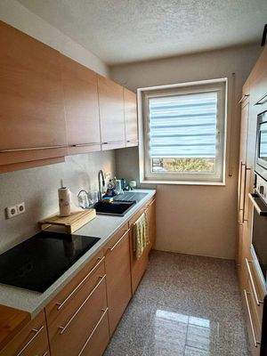 Küche mit Einbauküche (2).jpeg