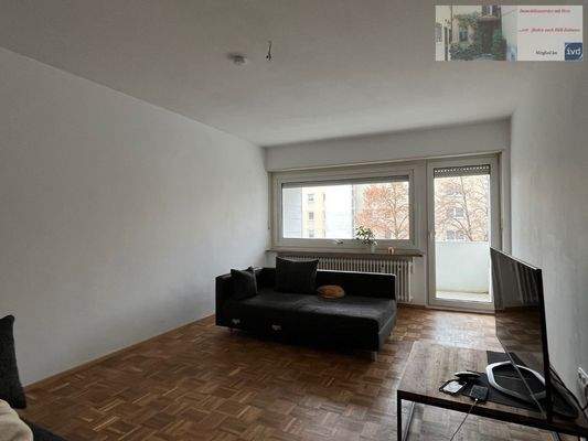 Wohnzimmer mit Zugang zum Balkon