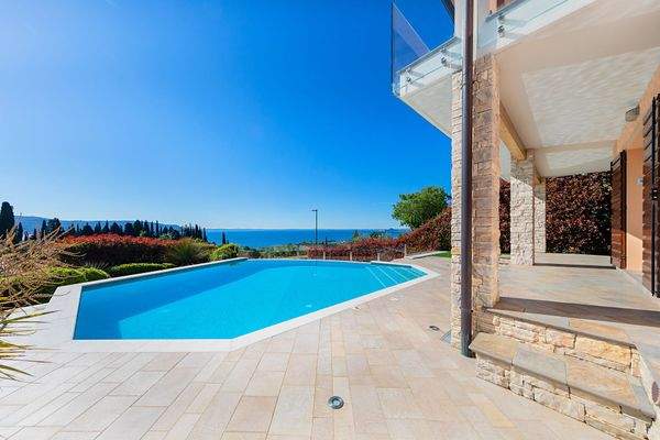 PISCINA CON VISTA LAGO