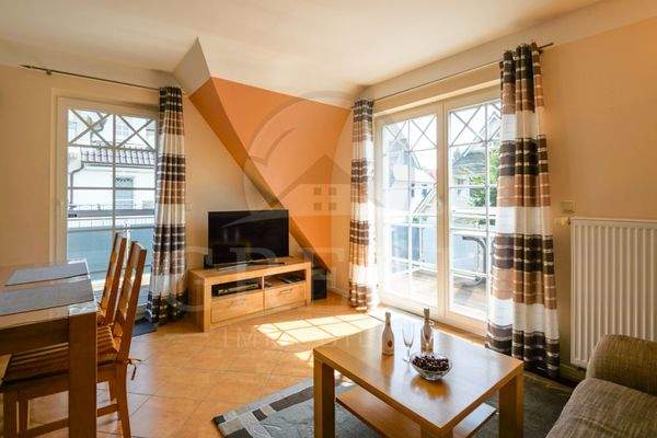 heller Wohnbereich mit 2 Balkonen_a.jpg