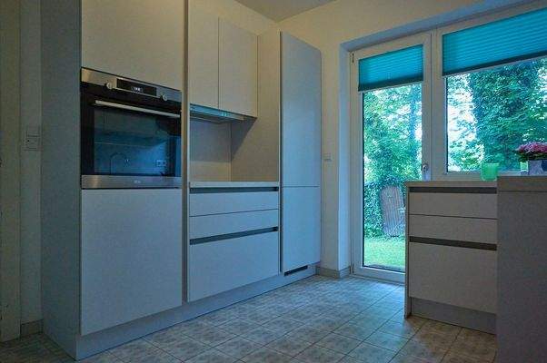 neue Küche mit Zugang zum Garten