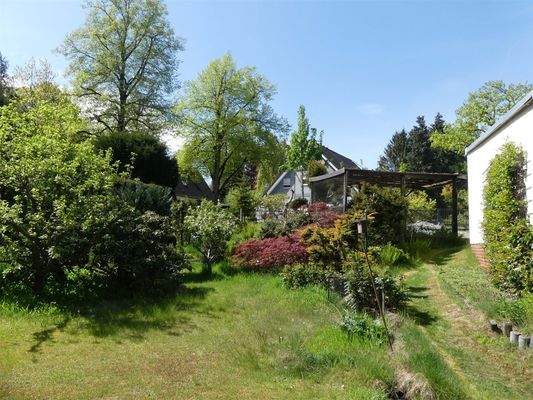 Gartenansicht mit Carport