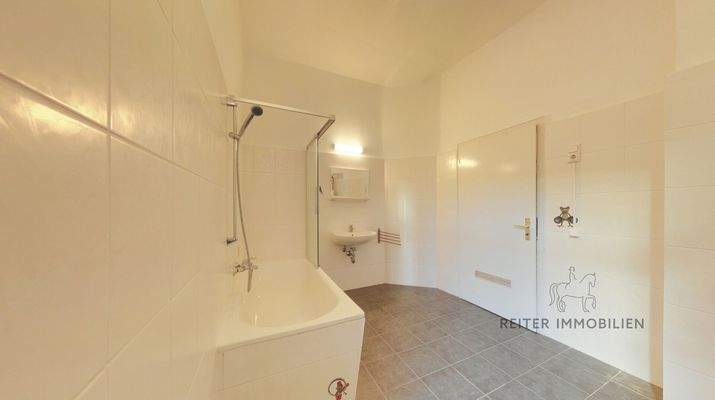 Badezimmer mit separaten Waschmaschinenanschlussraum