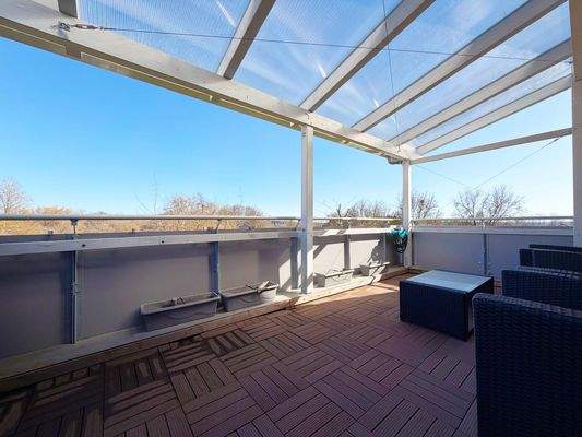 OG Balkon: Überdachter Balkon schafft geschützten Platz für entspannte Stunden draußen