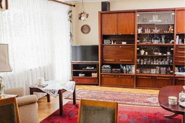 Wohnzimmer mit Zugang zur großen Loggia