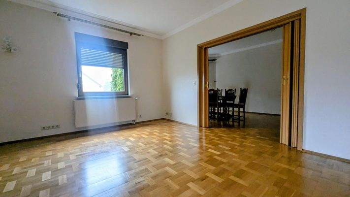 Wohnzimmer mit Zugang zum Esszimmer