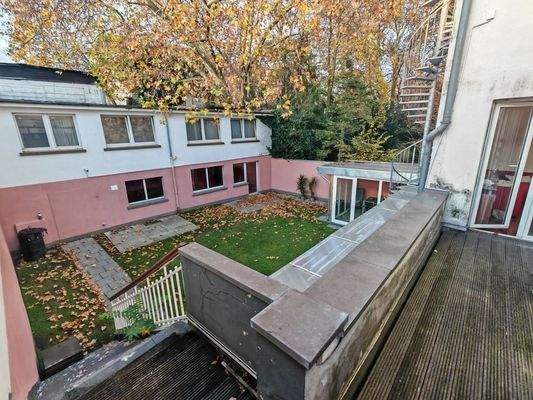 Terrasse u. angrenzender Garten