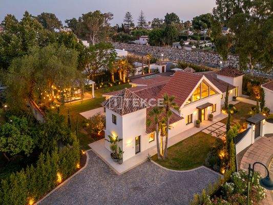 Luxury Villa with Garden and Modern Designs in Marbella Málaga