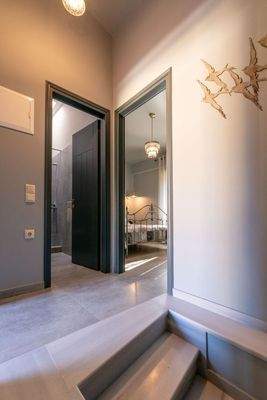 upstairs landing apt 5.jpg