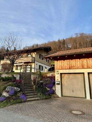 Hausansicht mit Doppelgarage