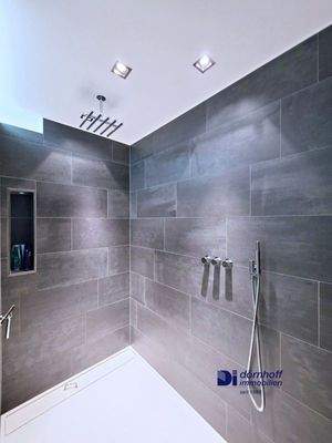 Badezimmer mit Dusche und Eckwhirlpoolwanne