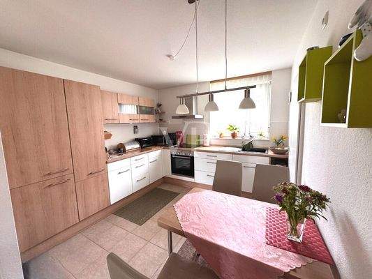 Küche mit Abstellraum