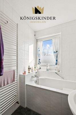 Tageslichtbad mit Wanne