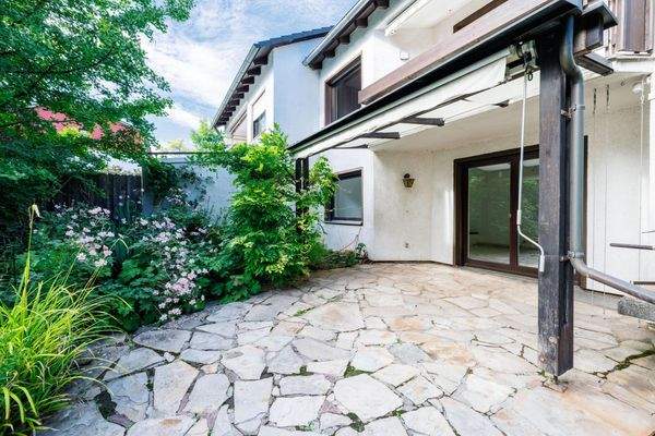 teilüberdachte Terrasse