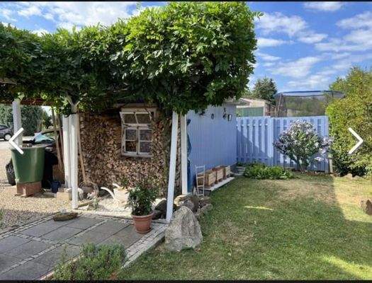 Rasen/Blauregen/Holzlager