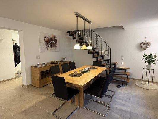 Essbereich und Blick zum Flur