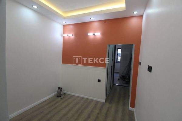 Renovated Building 600 Meters from the Sea in Fatih
