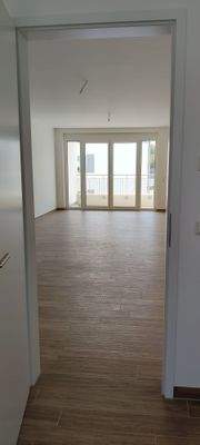 Blick aus der Küche ins Wohnzimmer