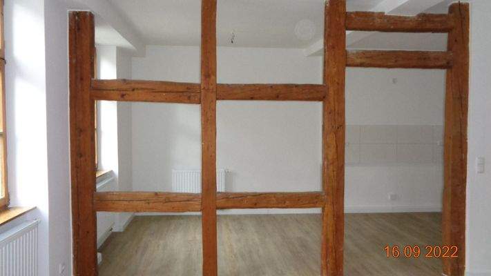 Wohnbereich Blick zum Küchenbereich.JPG