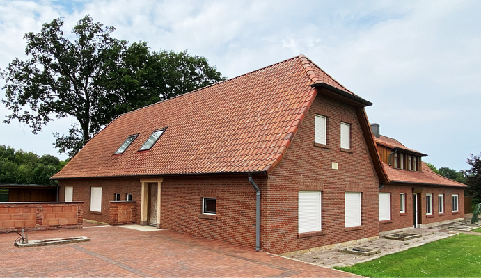 Wohnhaus links teilfertiggestellt