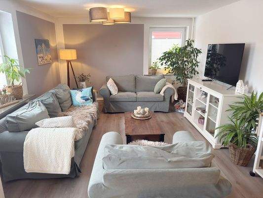 Großzüges Wohnzimmer mit ...