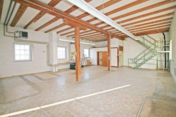 1.OG _ Raum Blick auf die Treppe Lastenaufzug