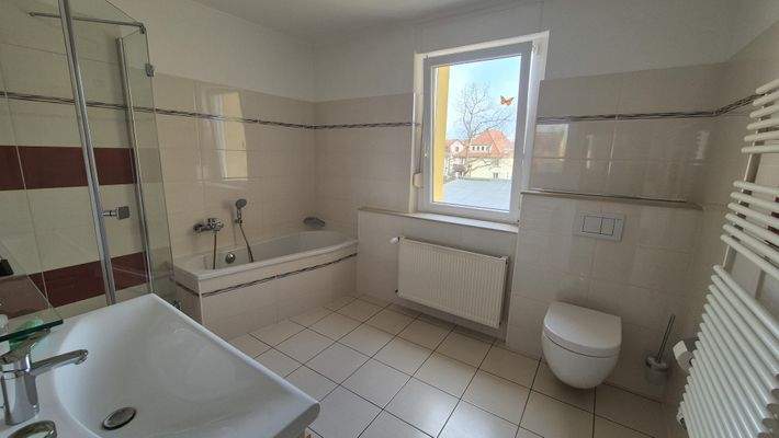 Bad mit Dusche und Wanne