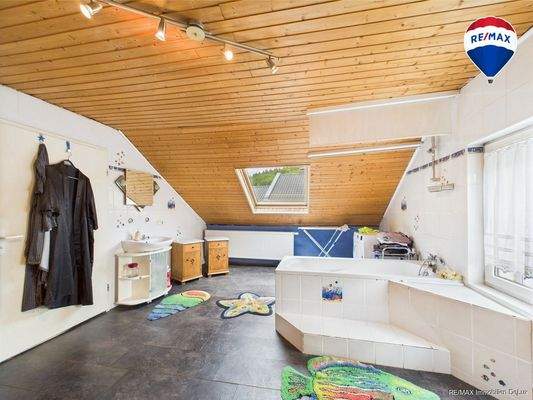 RE/MAX Immobilien DeLux Haus Merzig / Besseringen Bad 2. OG